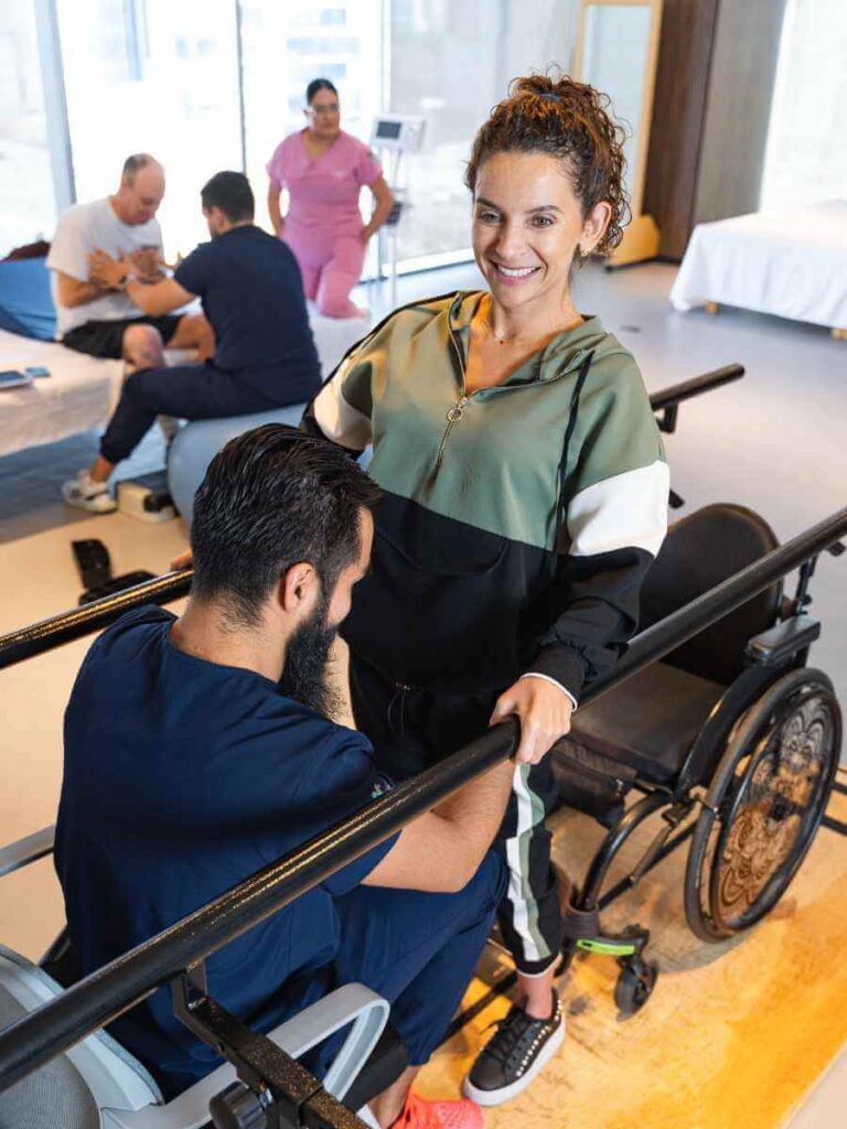 Verita Neuro - Mexico - Press Release - Image 1 - Spinal cord injury patient stands