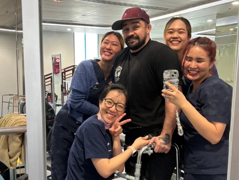 Tylan taking group picture with therapy team at Verita Neuro to celebrate his successful treatment